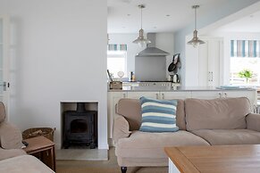 Tranquil Family Retreat 5 min to Beach Garden