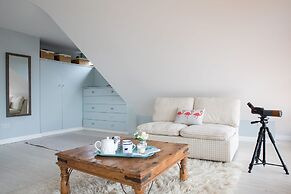 Tranquil Family Retreat 5 min to Beach Garden