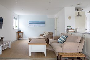 Tranquil Family Retreat 5 min to Beach Garden