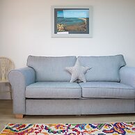 Tranquil Family Retreat 5 min to Beach Garden