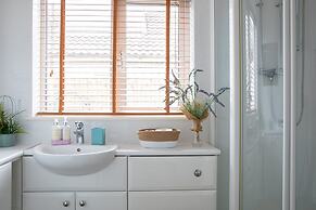 Tranquil Family Retreat 5 min to Beach Garden