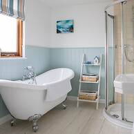 Tranquil Family Retreat 5 min to Beach Garden