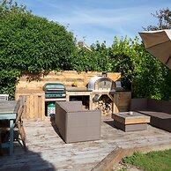 Tranquil Family Retreat 5 min to Beach Garden