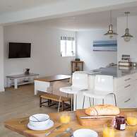 Tranquil Family Retreat 5 min to Beach Garden