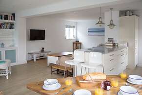 Tranquil Family Retreat 5 min to Beach Garden