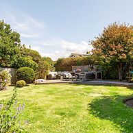 Tranquil Family Retreat 5 min to Beach Garden