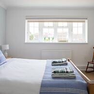 Tranquil Family Retreat 5 min to Beach Garden