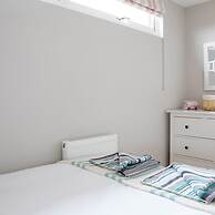 Tranquil Family Retreat 5 min to Beach Garden