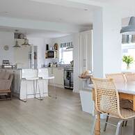 Tranquil Family Retreat 5 min to Beach Garden