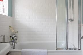 Tranquil Family Retreat 5 min to Beach Garden