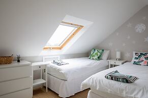 Tranquil Family Retreat 5 min to Beach Garden