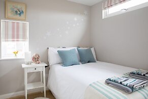 Tranquil Family Retreat 5 min to Beach Garden