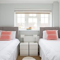 Tranquil Family Retreat 5 min to Beach Garden