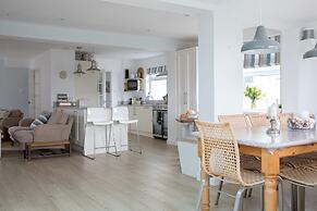 Tranquil Family Retreat 5 min to Beach Garden