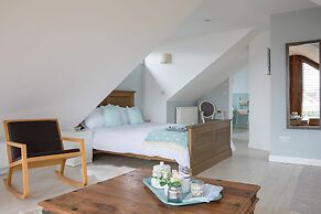 Tranquil Family Retreat 5 min to Beach Garden