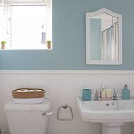 Tranquil Family Retreat 5 min to Beach Garden