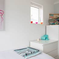 Tranquil Family Retreat 5 min to Beach Garden