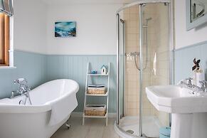 Tranquil Family Retreat 5 min to Beach Garden