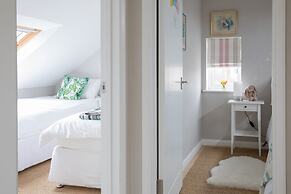 Tranquil Family Retreat 5 min to Beach Garden