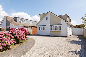 Tranquil Family Retreat 5 min to Beach Garden