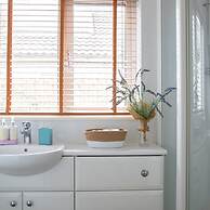 Tranquil Family Retreat 5 min to Beach Garden