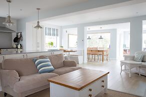 Tranquil Family Retreat 5 min to Beach Garden