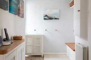 Tranquil Family Retreat 5 min to Beach Garden