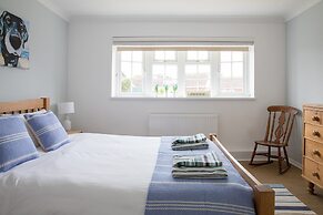 Tranquil Family Retreat 5 min to Beach Garden