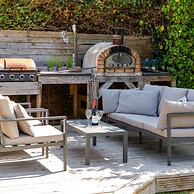 Tranquil Family Retreat 5 min to Beach Garden