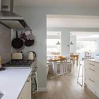 Tranquil Family Retreat 5 min to Beach Garden