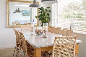 Tranquil Family Retreat 5 min to Beach Garden