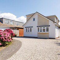 Tranquil Family Retreat 5 min to Beach Garden