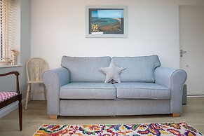 Tranquil Family Retreat 5 min to Beach Garden