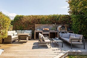 Tranquil Family Retreat 5 min to Beach Garden