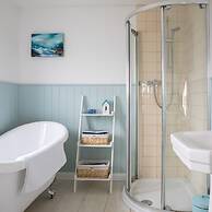 Tranquil Family Retreat 5 min to Beach Garden