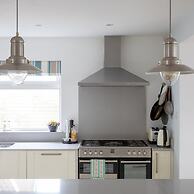 Tranquil Family Retreat 5 min to Beach Garden