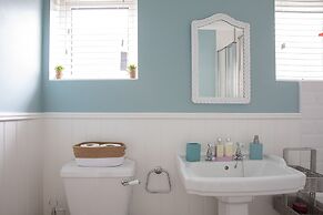 Tranquil Family Retreat 5 min to Beach Garden