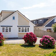 Tranquil Family Retreat 5 min to Beach Garden