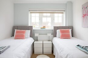 Tranquil Family Retreat 5 min to Beach Garden