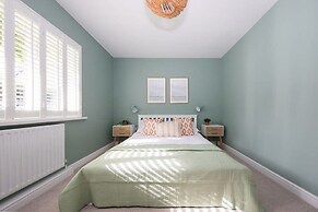 Bosham 3 BR Beach House With Garden Playhouse