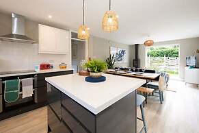 Bosham 3 BR Beach House With Garden Playhouse