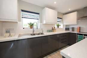 Bosham 3 BR Beach House With Garden Playhouse