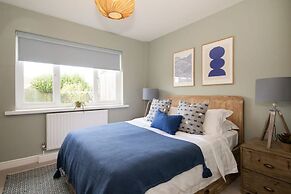 Bosham 3 BR Beach House With Garden Playhouse