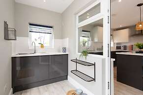 Bosham 3 BR Beach House With Garden Playhouse