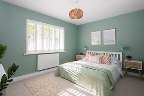 Bosham 3 BR Beach House With Garden Playhouse