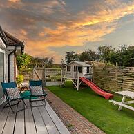 Bosham 3 BR Beach House With Garden Playhouse