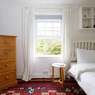 Country Cottage in Pretty Village Quay Views