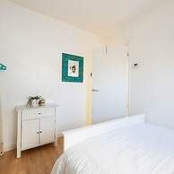 Sunny Modern Nr Beach Village w Parking