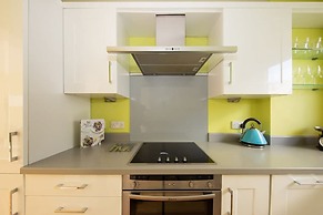 Sunny Modern Nr Beach Village w Parking