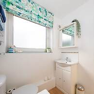 Sunny Modern Nr Beach Village w Parking